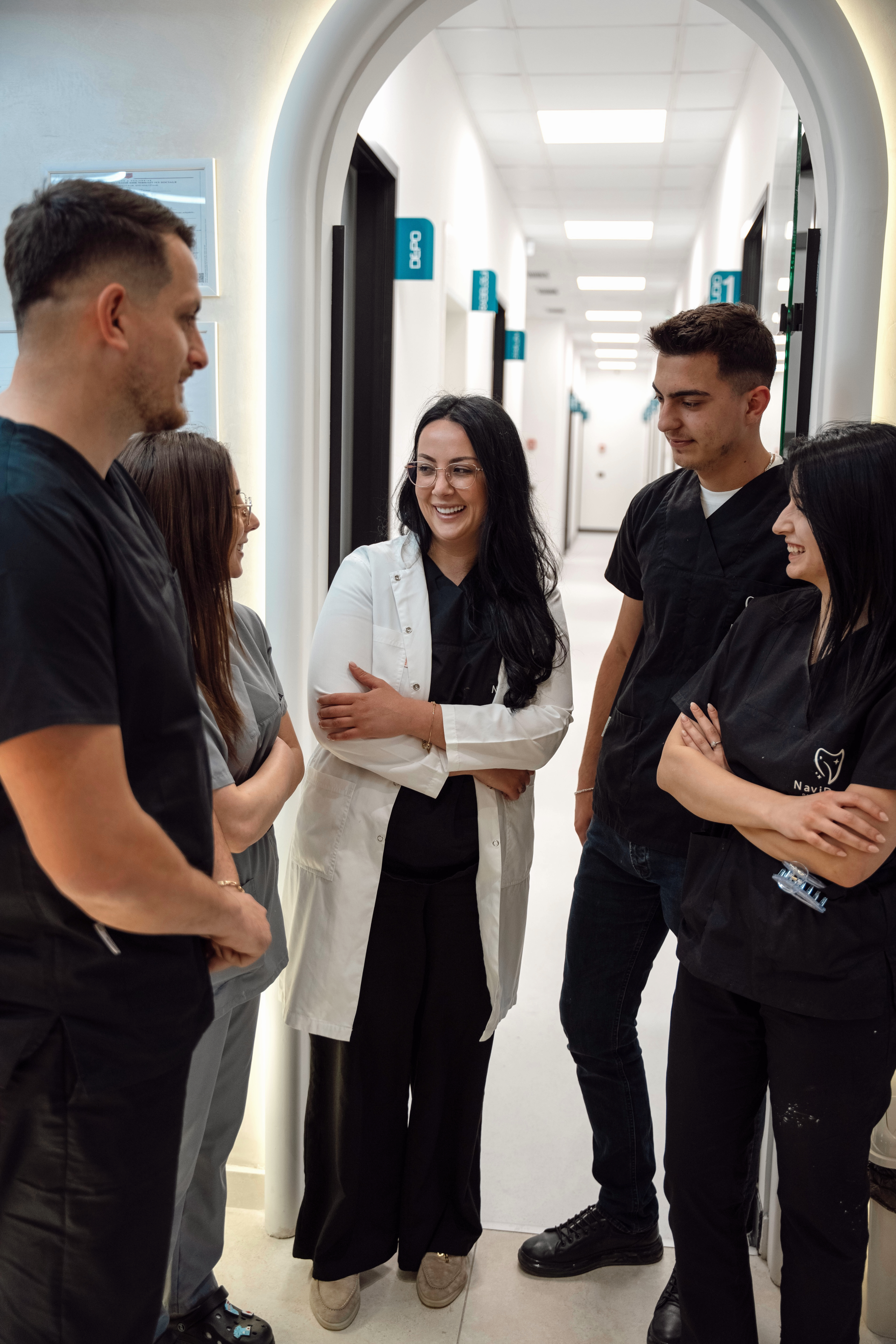 Il team clinico Navident nel corridoio della clinica