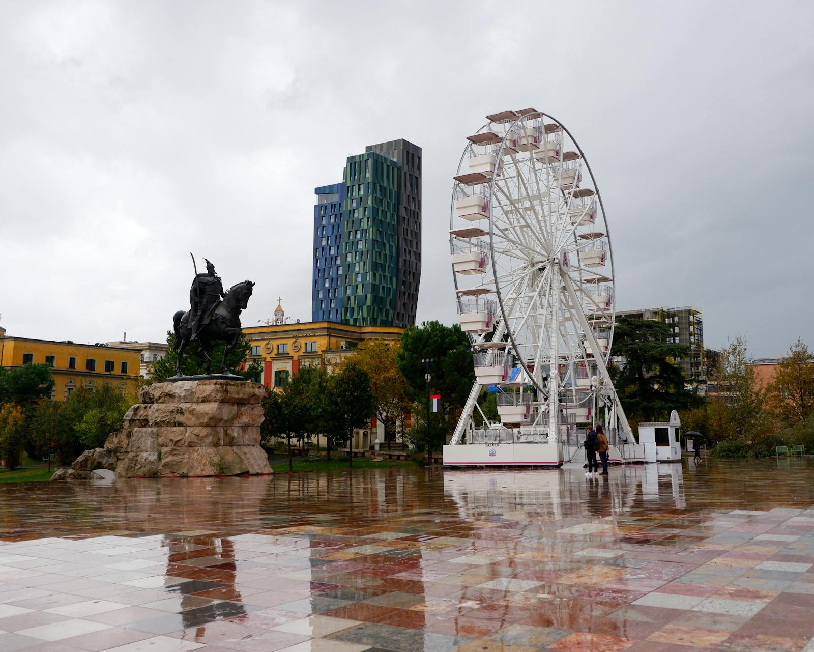 Piazza Skanderbeg a Tirana al tramonto